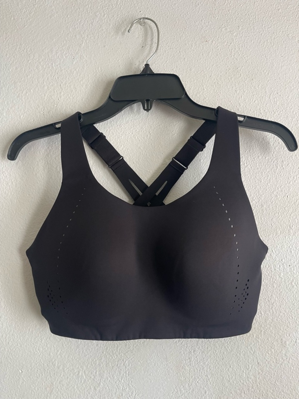 Women’s Black Seamless Sports Bra with Adjustable Straps